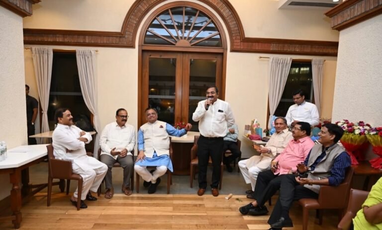 वरिष्ठ पत्रकार राघवेंद्र द्विवेदी को नई जिम्मेदारी मिलने पर सम्मान समारोह