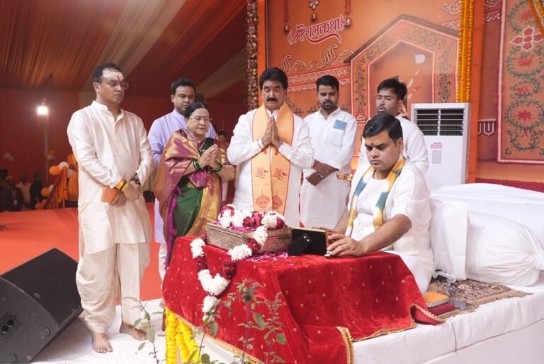 जौनपुर में आचार्य शांतनु महाराज की कथा का तीसरा दिन, ज्ञान प्रकाश सिंह के धर्मपरायणता की सराहना